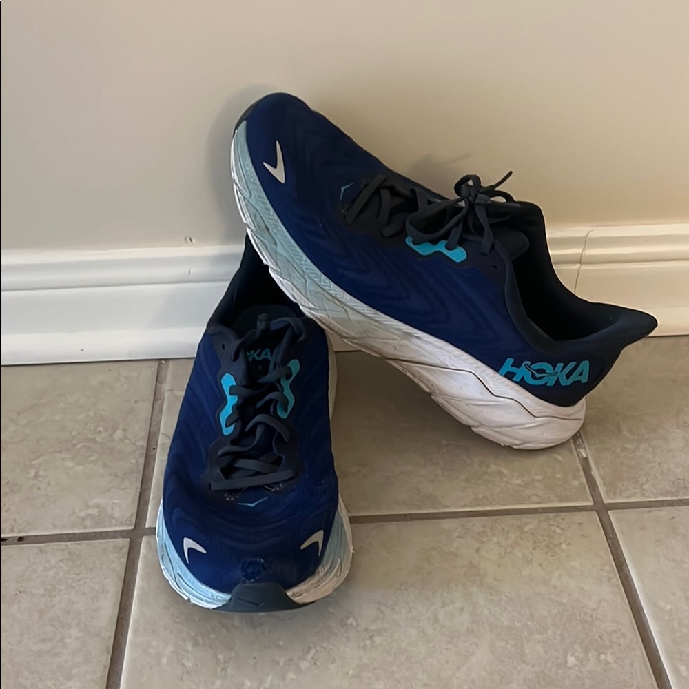 Hoka Navy and Teal Arahi 6s